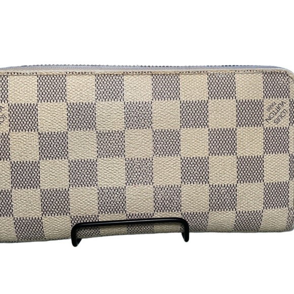 🔥🔥PRICE DROP🔥🔥🔥
LOUIS VUITTON DAMIER AZUR ZIPPY WALLET - Picture 2 of 12